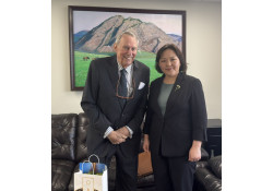 КОНСУЛ Т.БАТЦЭЦЭГ ЧИКАГО ОРЧМЫН ОЛОН УЛСЫН ХУДАЛДААНЫ ХОЛБООНЫ ГҮЙЦЭТГЭХ ЗАХИРАЛТАЙ УУЛЗАВ