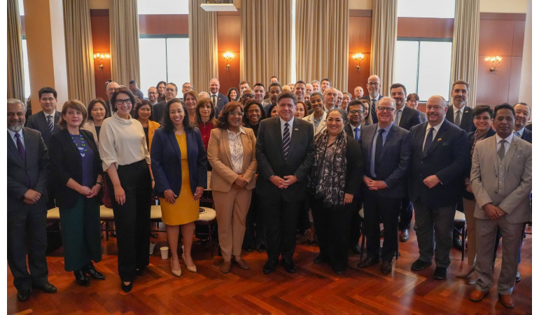 КОНСУЛ Т.БАТЦЭЦЭГ ЧИКАГО ДАХЬ КОНСУЛЫН КОРПУСЫН ЖИЛИЙН УУЛЗАЛТАД ОРОЛЦОВ