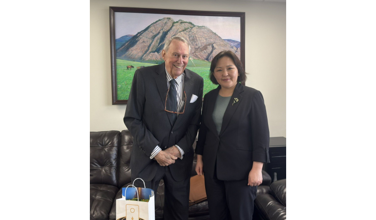 КОНСУЛ Т.БАТЦЭЦЭГ ЧИКАГО ОРЧМЫН ОЛОН УЛСЫН ХУДАЛДААНЫ ХОЛБООНЫ ГҮЙЦЭТГЭХ ЗАХИРАЛТАЙ УУЛЗАВ